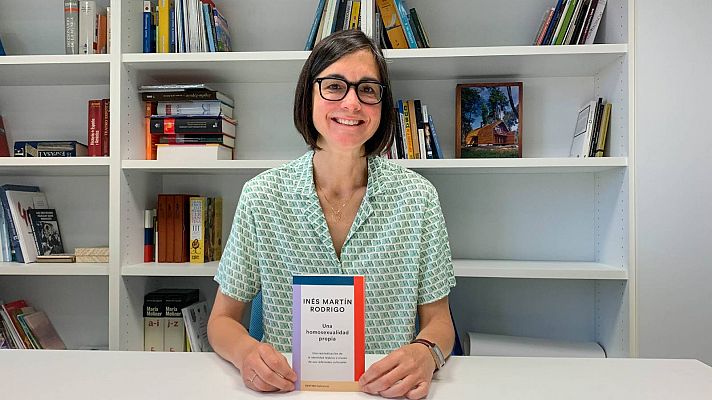 Telediario 2 - Inés Martín Rodrigo publica 'Una homosexualidad propia' en el que relata el descubrimiento de su orientación sexual