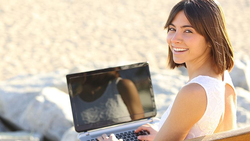 Almudena Molinero, psicóloga: "Para desconectar recomiendo como mínimo dos semanas de vacaciones" - Ver ahora