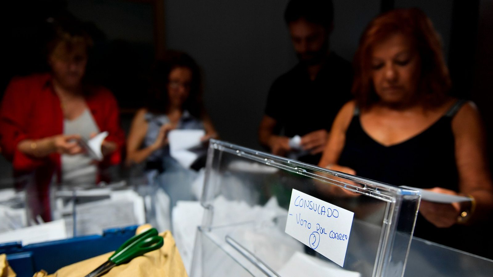 Los partidos siguen expectantes el recuento del voto exterior: podría mover escaños