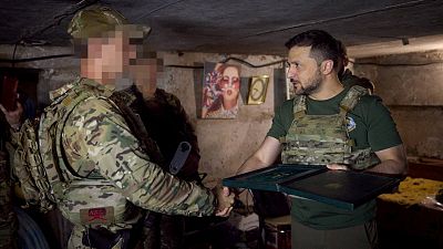 Zelenski visita las tropas ucranianas en el frente del Donbs