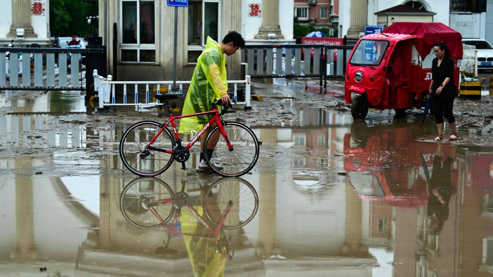 Informativo 24h: El tifón Doksuri asola China: 880.000 personas sufren las inundaciones | RTVE Play
