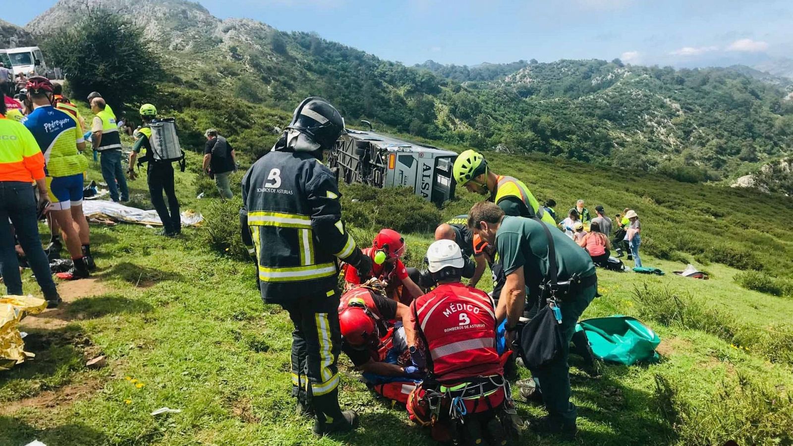 Seis heridos graves al volcar un autobús en la subida a los Lagos de Covadonga