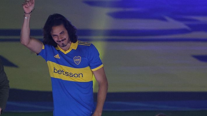 Telediario Matinal - Cavani, presentado en La Bombonera de Boca ante 35.000 hinchas y con el 10 de Maradona