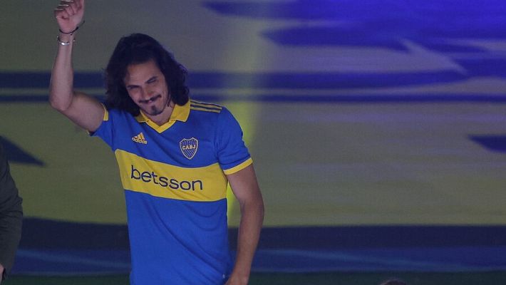 Cavani, presentado en La Bombonera de Boca ante 35.000 hinchas y con el 10 de Maradona