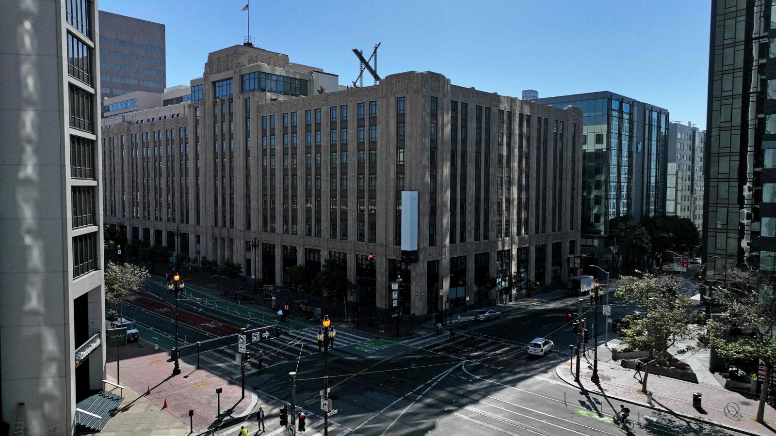 Twitter, obligado a retirar su nuevo logo de la sede de San Francisco | Ver