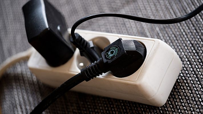 Hablando claro - Ahorrar mientras estamos fuera: ¿Qué electrodomésticos debemos desenchufar si nos vamos de vacaciones?