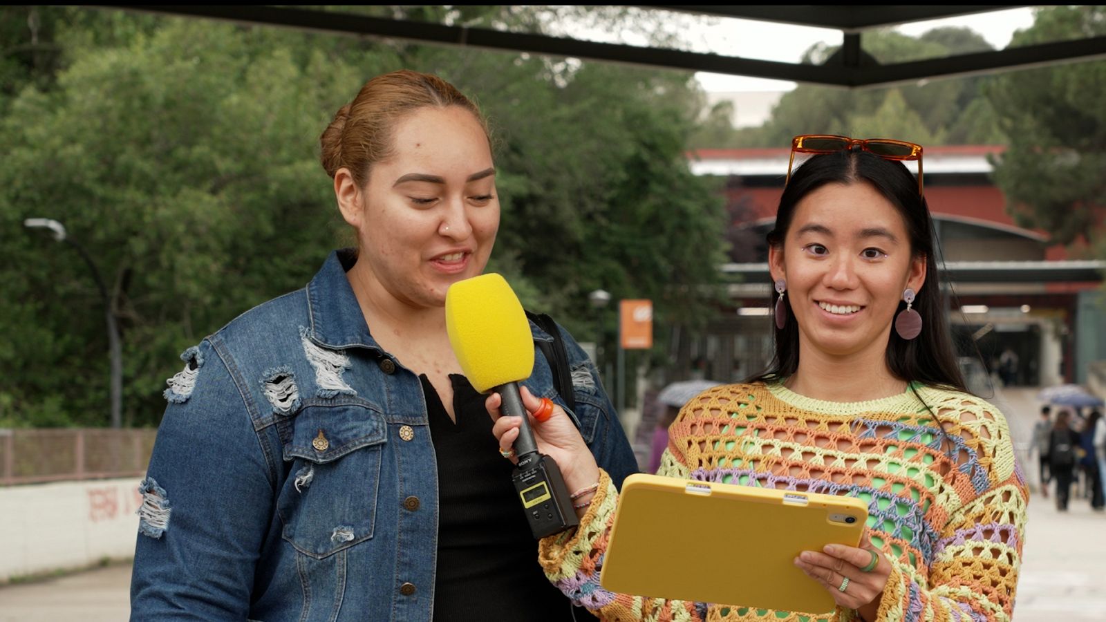 Déu n'hi do - Riure en català, marques comercials i assentar-se - Veure ara