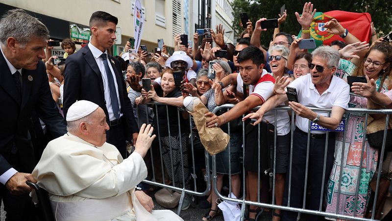 El papa llega a Lisboa donde le esperan un millón de jóvenes católicos
