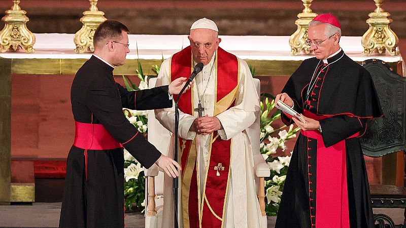 El papa pide en Portugal la "humilde purificación" de la Iglesia e insta a "acoger y escuchar" a las víctimas de abusos