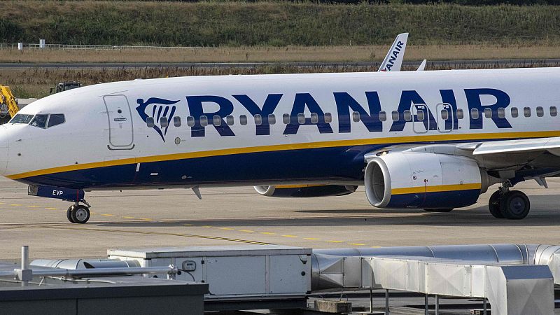 Consumo expedienta a varias low cost por cobrar el equipaje de mano | Ver