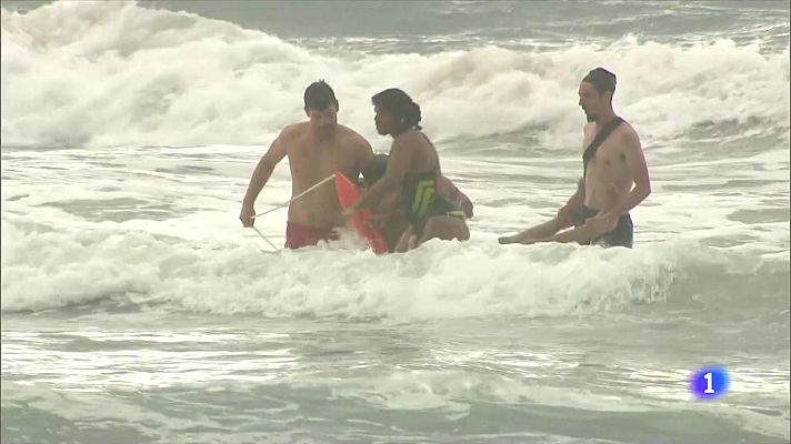 L'Informatiu - Acompanyem un equip de socorristes a la platja de Gavà