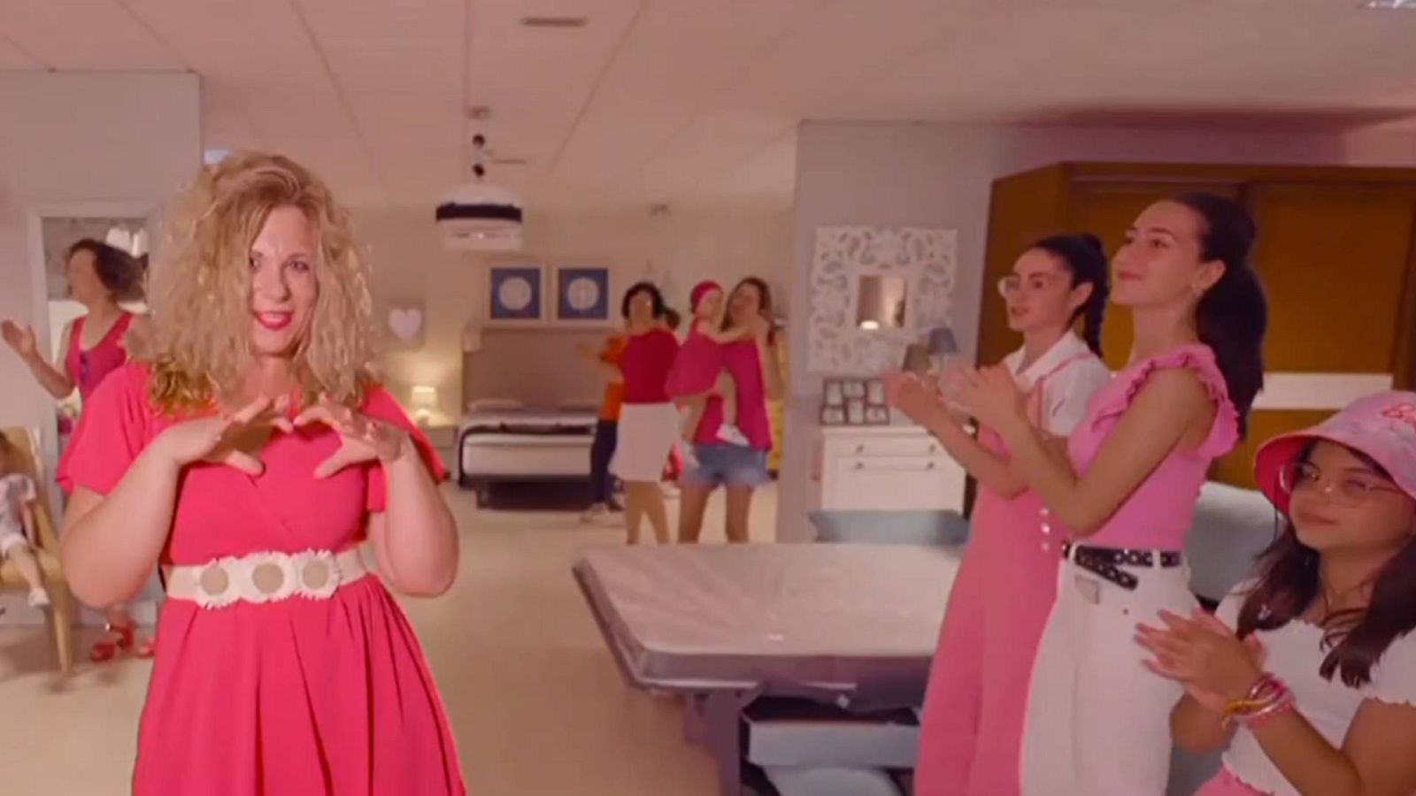 El videoclip viral de una tienda de muebles de La Gineta inspirado en la película 'Barbie'