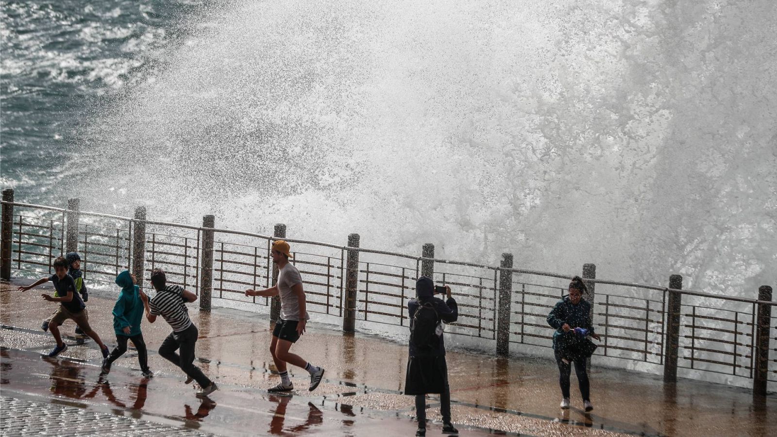 El tiempo: descenso térmico y alerta naranja en Cataluña