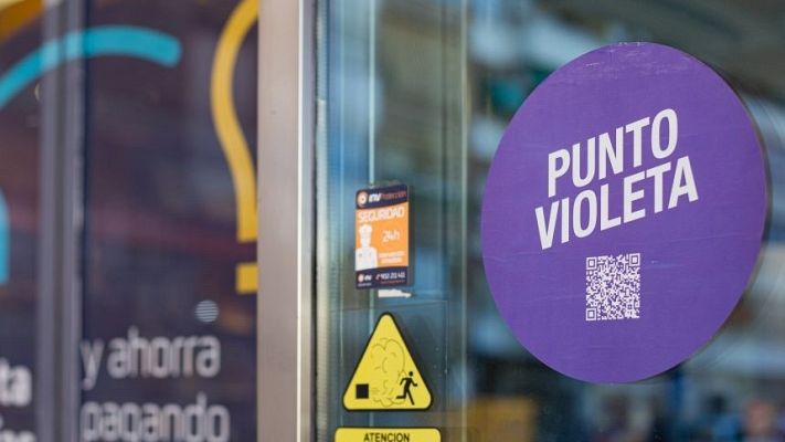 Telediario 1 - Asociaciones feministas protestan contra la eliminación de las concejalías de Igualdad y puntos violeta en varios ayuntamientos