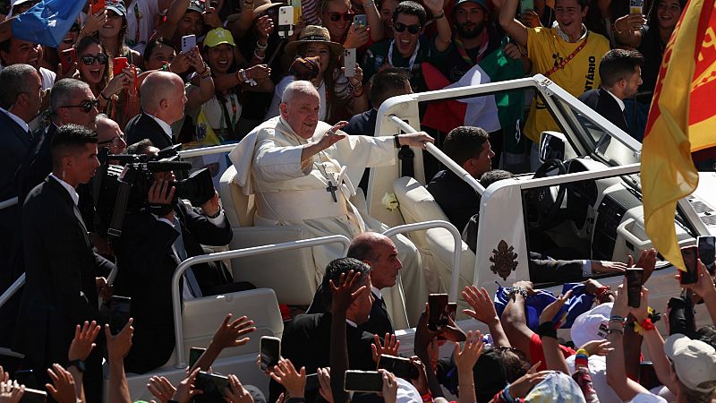 El papa Francisco confiesa a tres fieles y realiza un vía crucis en la JMJ de Lisboa