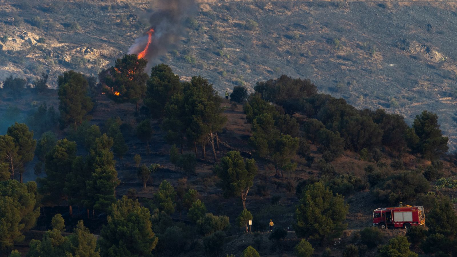 Un incendio en Portbou, Girona, obliga a desalojar a más de un centenar de personas