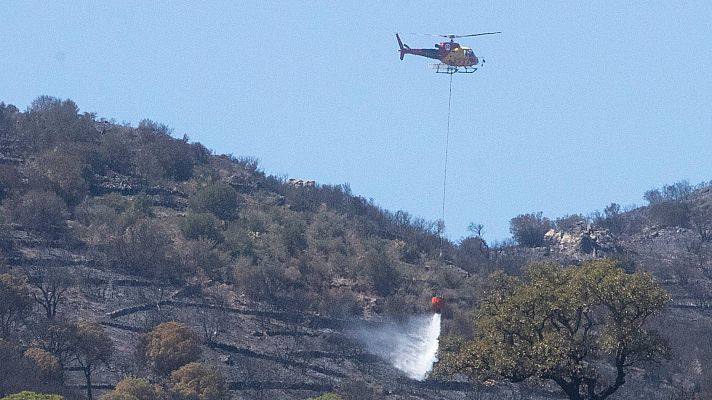 Los Bomberos logran contener el fuego del incendio en Portbou (Girona) que ha quemado casi 600 hectáreas