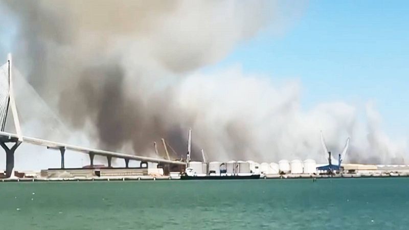 La humareda del incendio de Puerto Real cubre la bahía de Cádiz