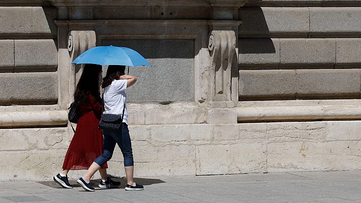 El tiempo - La ola de calor pone en alerta a una quincena de provincias con temperaturas de hasta 44 grados