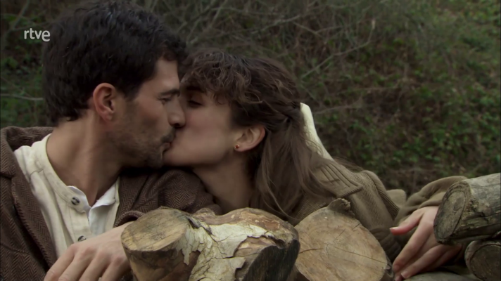 El primer beso de Ángel y Victoria en el bosque