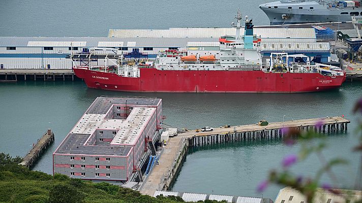 Telediario 2 - Llegan los primeros migrantes al barco-cárcel en el sur de Inglaterra