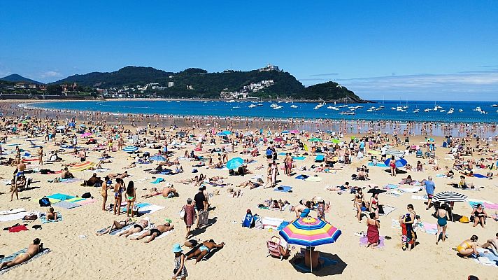 San Sebastián, en alerta por la presencia de carabelas portuguesas en sus playas