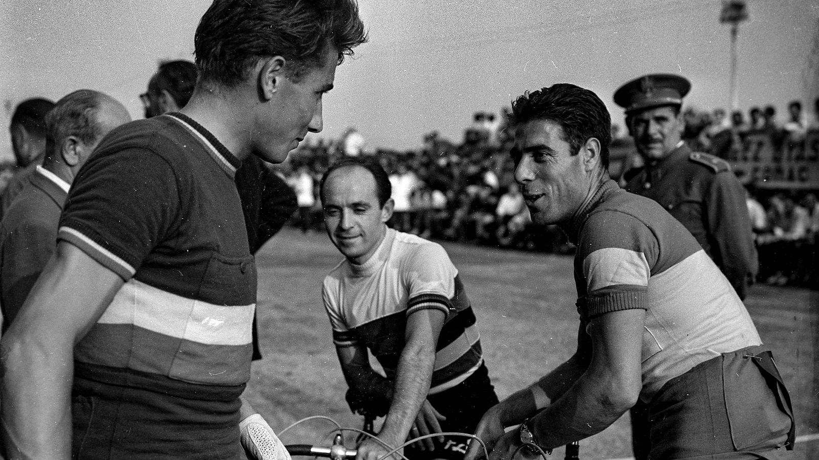 Las anécdotas de Bahamontes: "Nos bañábamos en barreños en medio de la carretera para poder entrar en condiciones a Madrid" - ver ahora