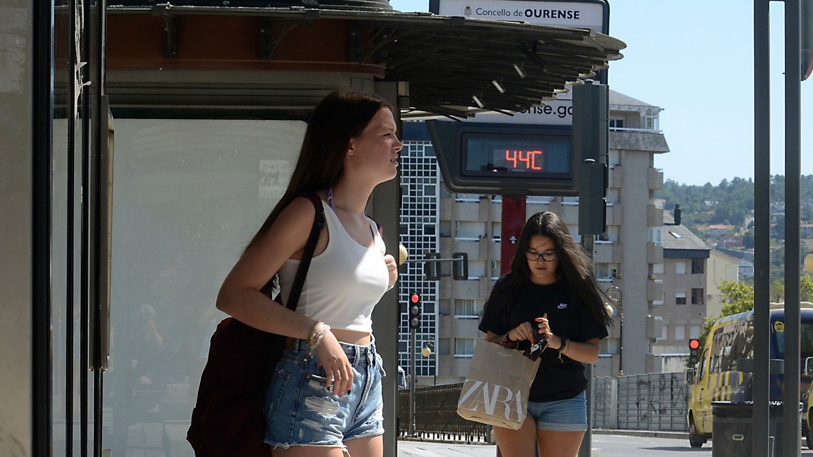 El calor pone en riesgo a casi toda España, con cinco comunidades en alerta roja y máximas de hasta 44 grados