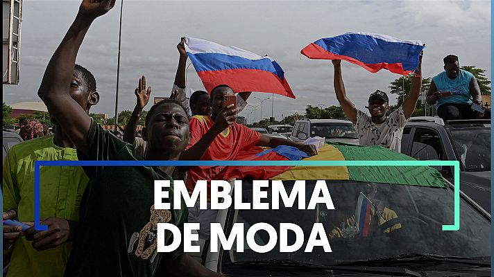 Crece la venta de banderas rusas en Níger tras el golpe de estado