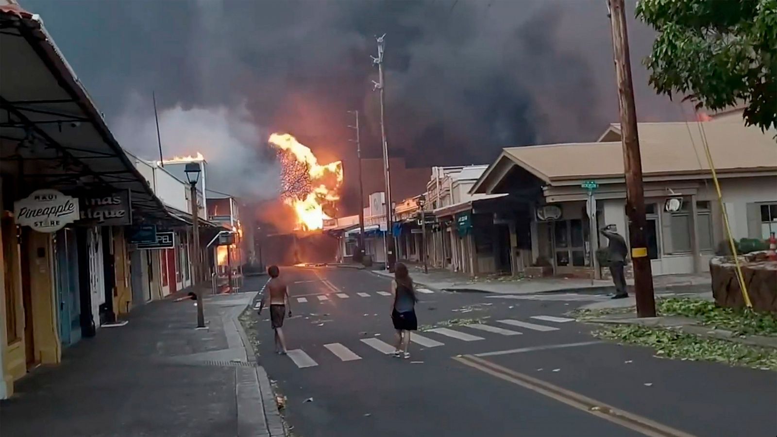 Los incendios activos en Hawai devoran Maui