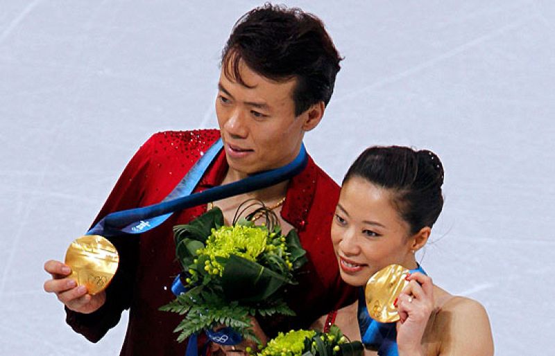 La pareja china compuesta por Shen Xue y Zhao Hongbo hizo valer su liderato y consiguió el oro. El primer oro olímpico en patinaje para China.
