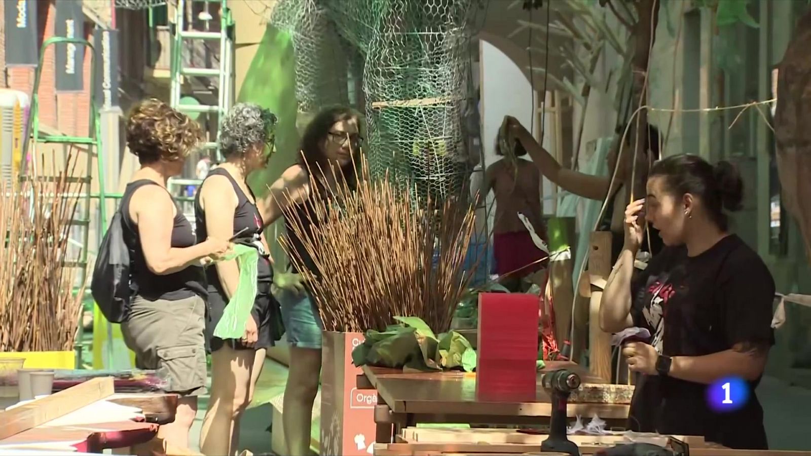 Últims preparatius als carrers guarnits per a la Festa Major de Gràcia