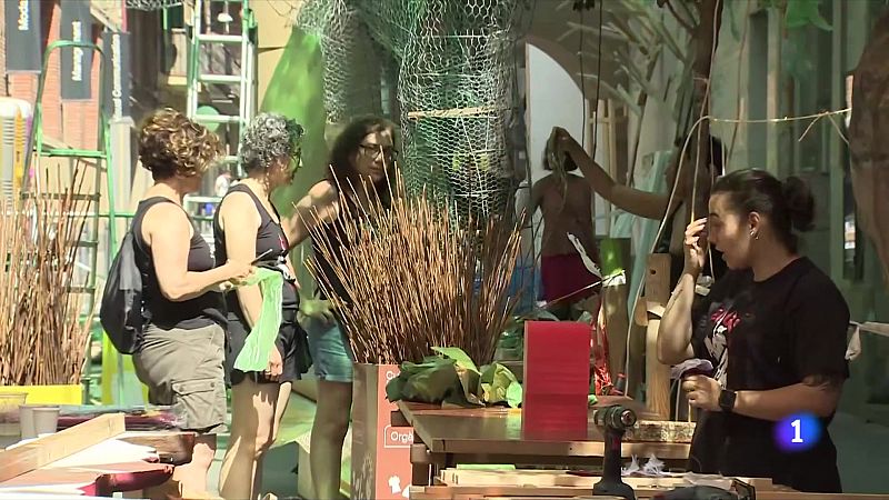 Últims preparatius als carrers guarnits per a la Festa Major de Gràcia