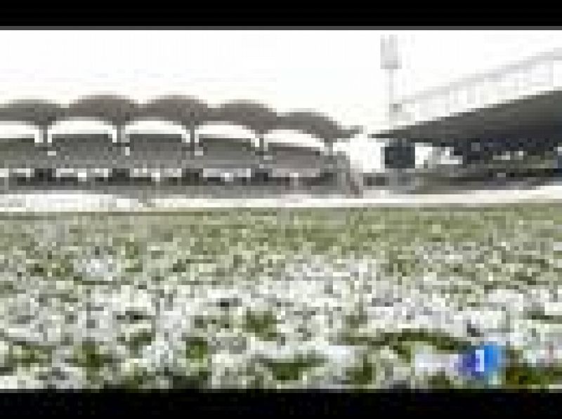   El césped del estadio del Olympique de Lyon está siendo 'calentado' con cañones de airre caliente para deshacer el hielo y conseguir que el terreno de juego esté en las mejores condiciones para el encuentro que disputarán ante el Real Madrid.