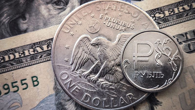 El rublo ruso se desploma con respecto al dólar por las sanciones y la posible subida de los tipos de interés