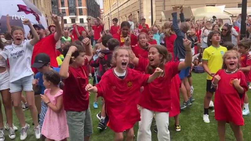La afición española se engancha a la furia de la selección femenina tras su pase a la final 