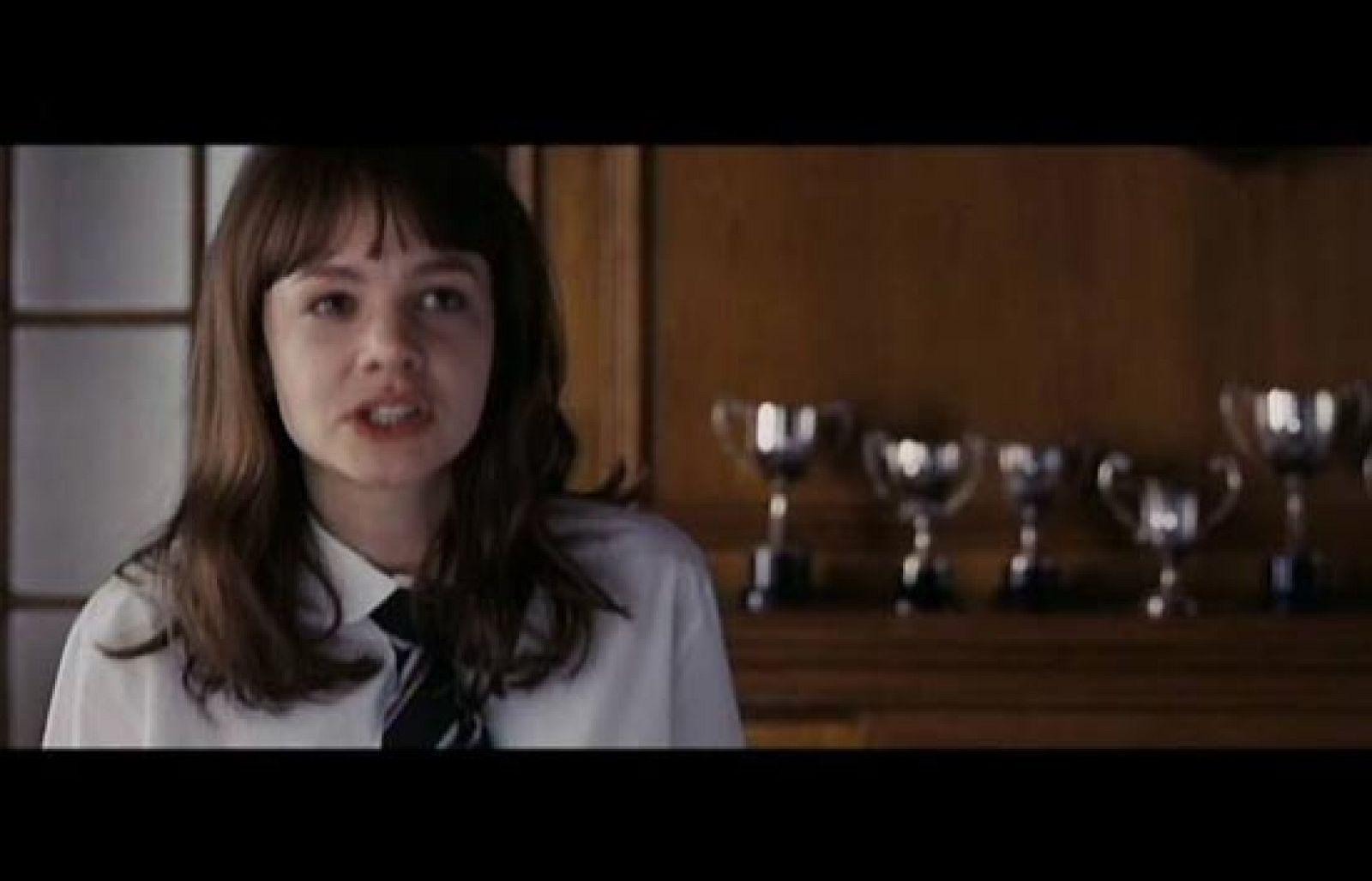 En los suburbios londinenses de la posguerra, antes de la llegada de los Beatles, una joven y brillante estudiante se debate entre sus estudios preparatorios para conseguir una plaza en Oxford o las mucho más excitantes alternativas que le ofrece un carismático hombre ya adulto. Esta escena marca el cambio de toda una época.