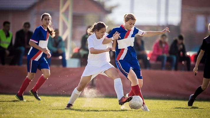 Telediario 1 - El fútbol femenino, en auge: no solo durante el curso, crecen los campus de verano para jugar
