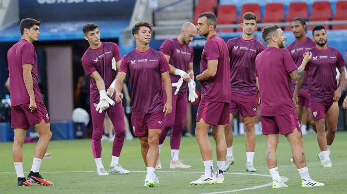 Los aficionados de Sevilla toman el centro de Atenas en la previa de la Supercopa de Europa