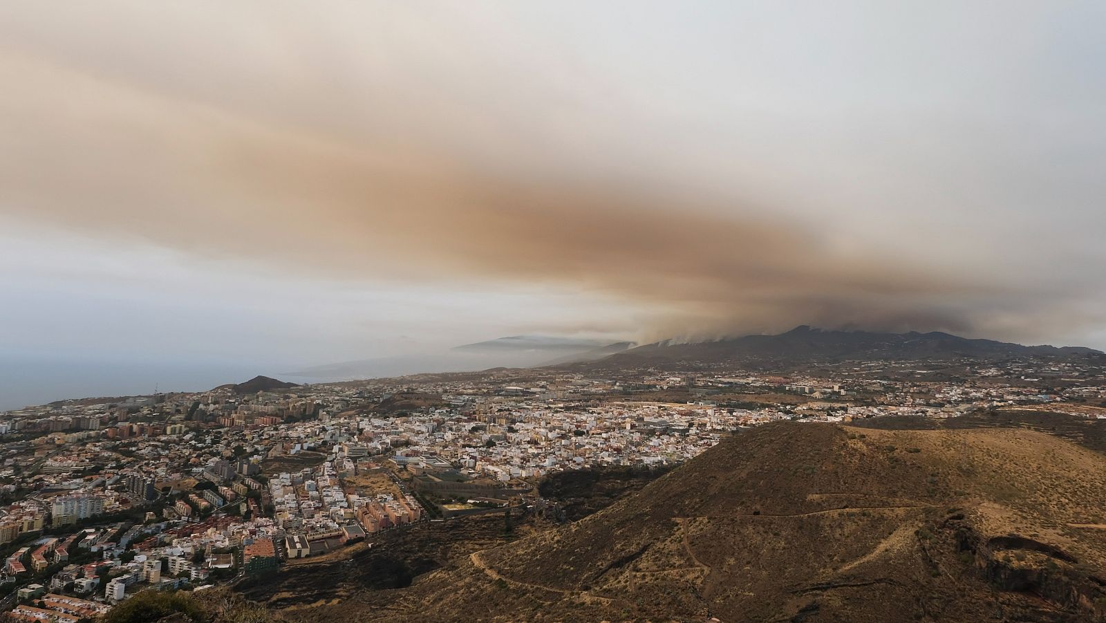 Las llamas continúan su avance en Tenerife