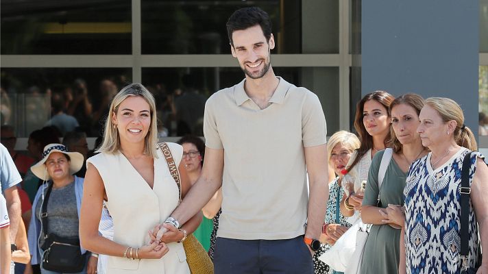 Sergio Rico, a su salida del hospital: "Recuperando para poder volver a jugar al fútbol"