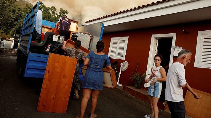 Telediario 1 - Miles de personas se ven obligadas a abandonar sus casas ante el avance del fuego en Tenerife