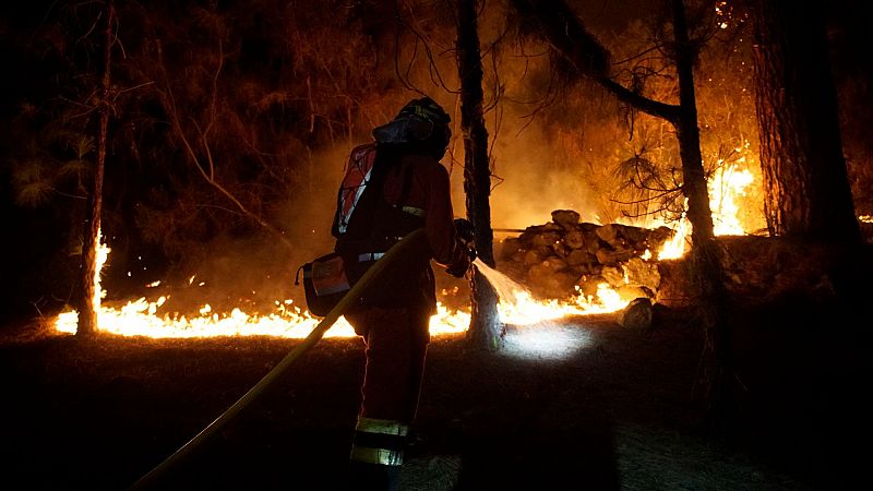 El incendio de Tenerife da un respiro al ralentizar su avance, pero sigue sin control