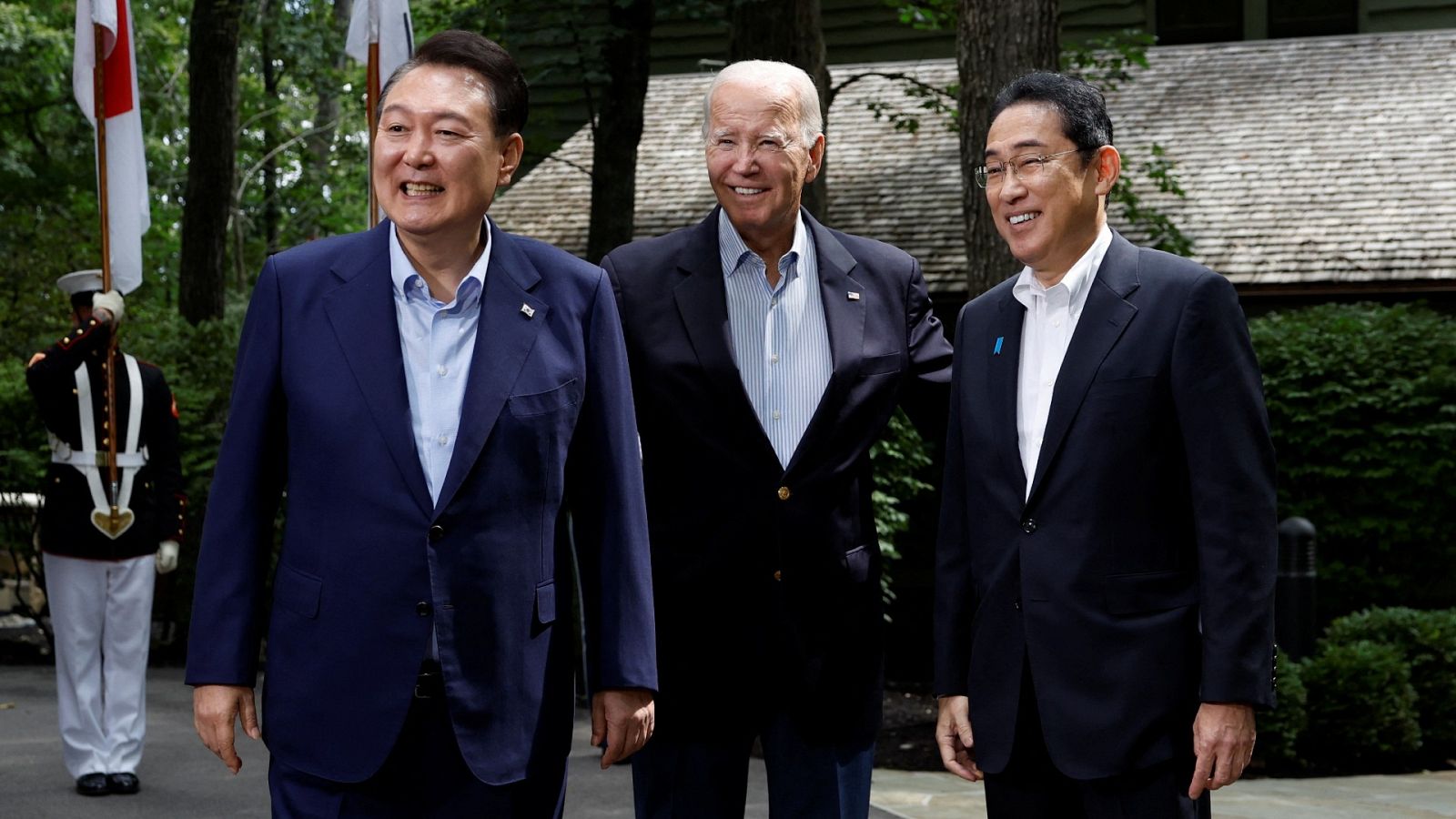 EE.UU., Japón y Corea del Sur firman un pacto de seguridad ante las amenazas de Pekín y Pyongyang