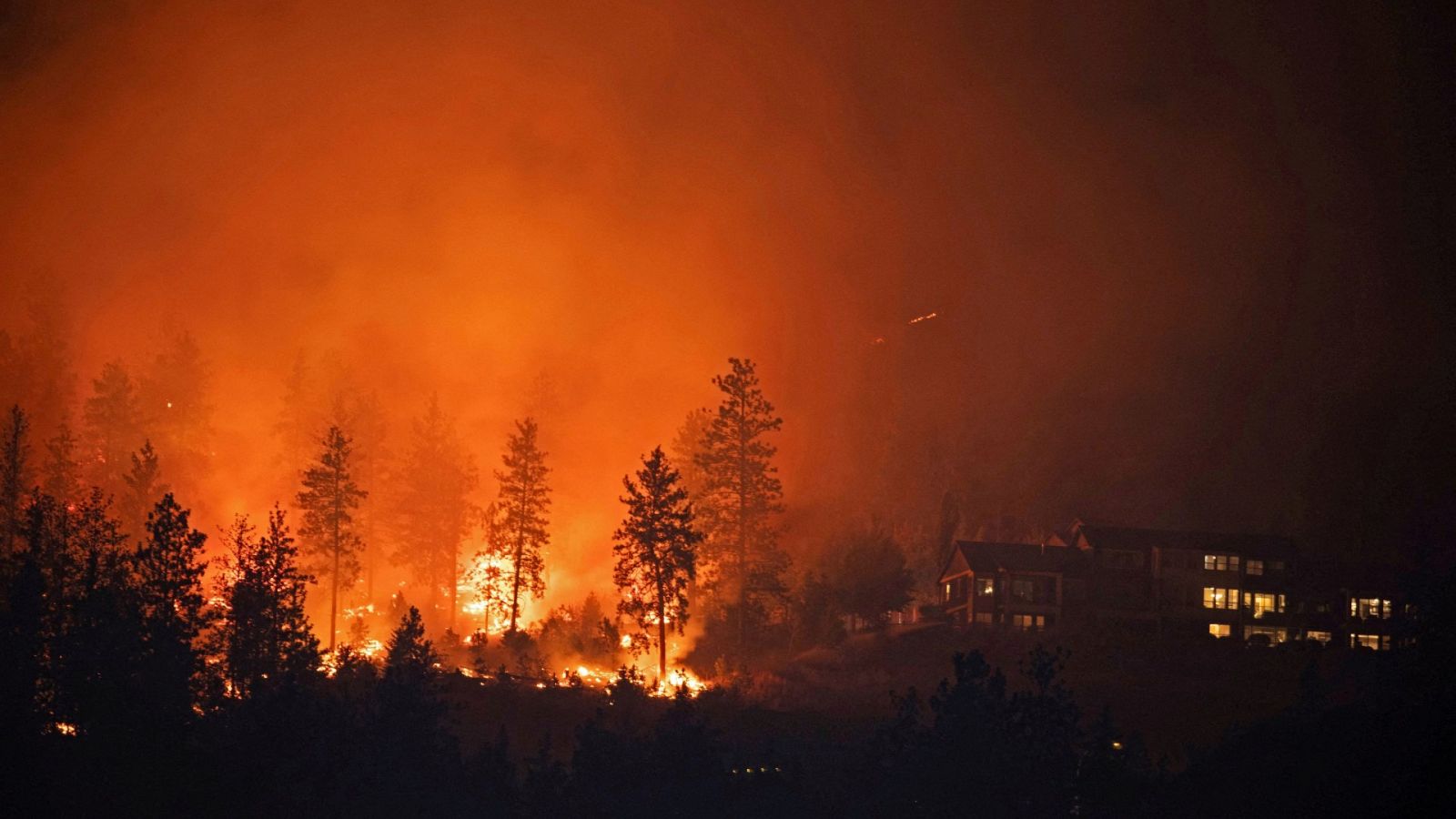 Canadá sufre evacuaciones masivas de más de 35.000 personas ante los centenares de incendios