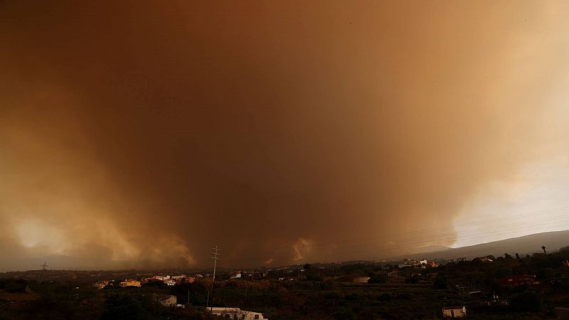El humo del incendio de Tenerife complica su extincin y obliga a nuevos desalojos