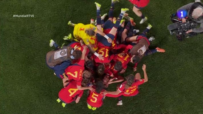 El pitido final y la locura: la emoción y las lágrimas de las jugadoras de España tras ganar la primera estrella
