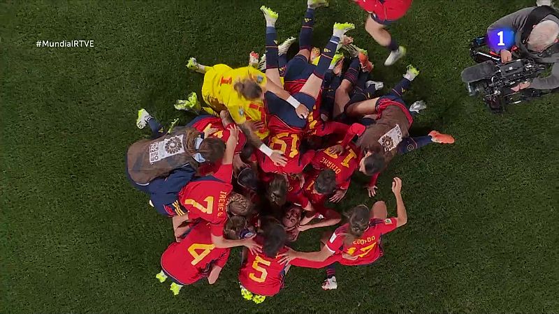 El pitido final y la locura: la emoción y las lágrimas de las jugadoras de España tras ganar la primera estrella