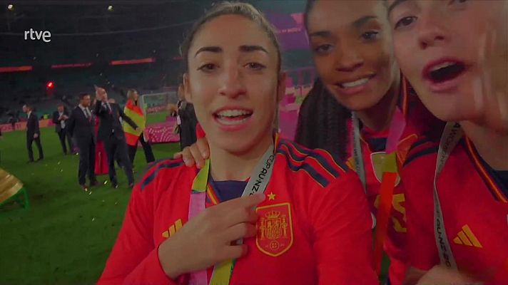 Olga Carmona, reina de la fiesta, enseña la estrella de campeona que estrena la camiseta de la selección española