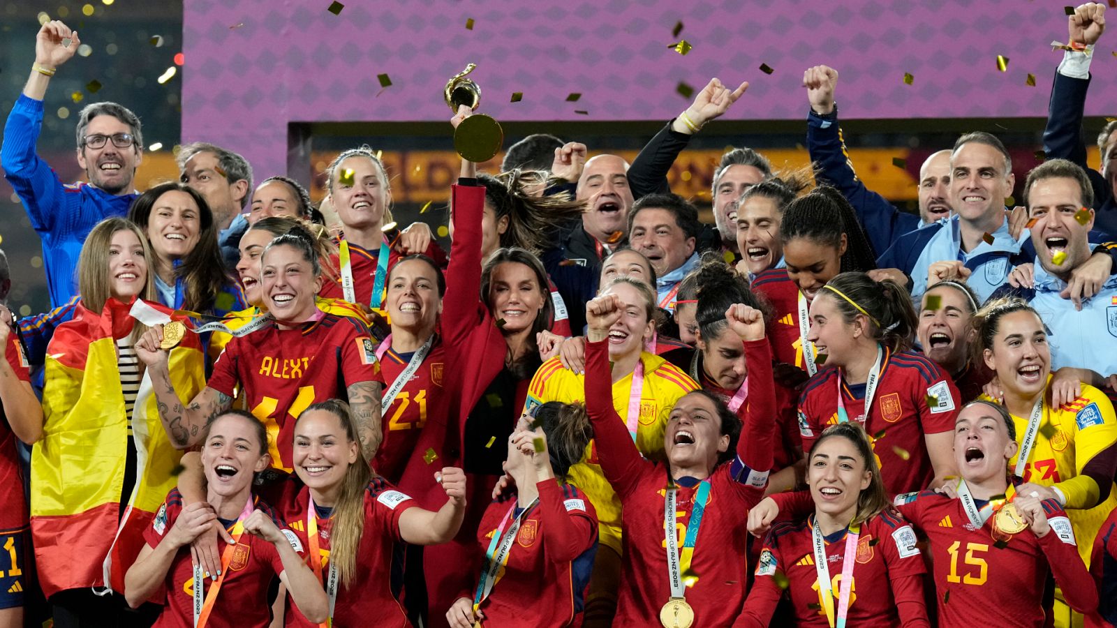 La reina y la infanta Sofía, emocionadas al entregar la copa del Mundo: "¡Que bote Letizia!"